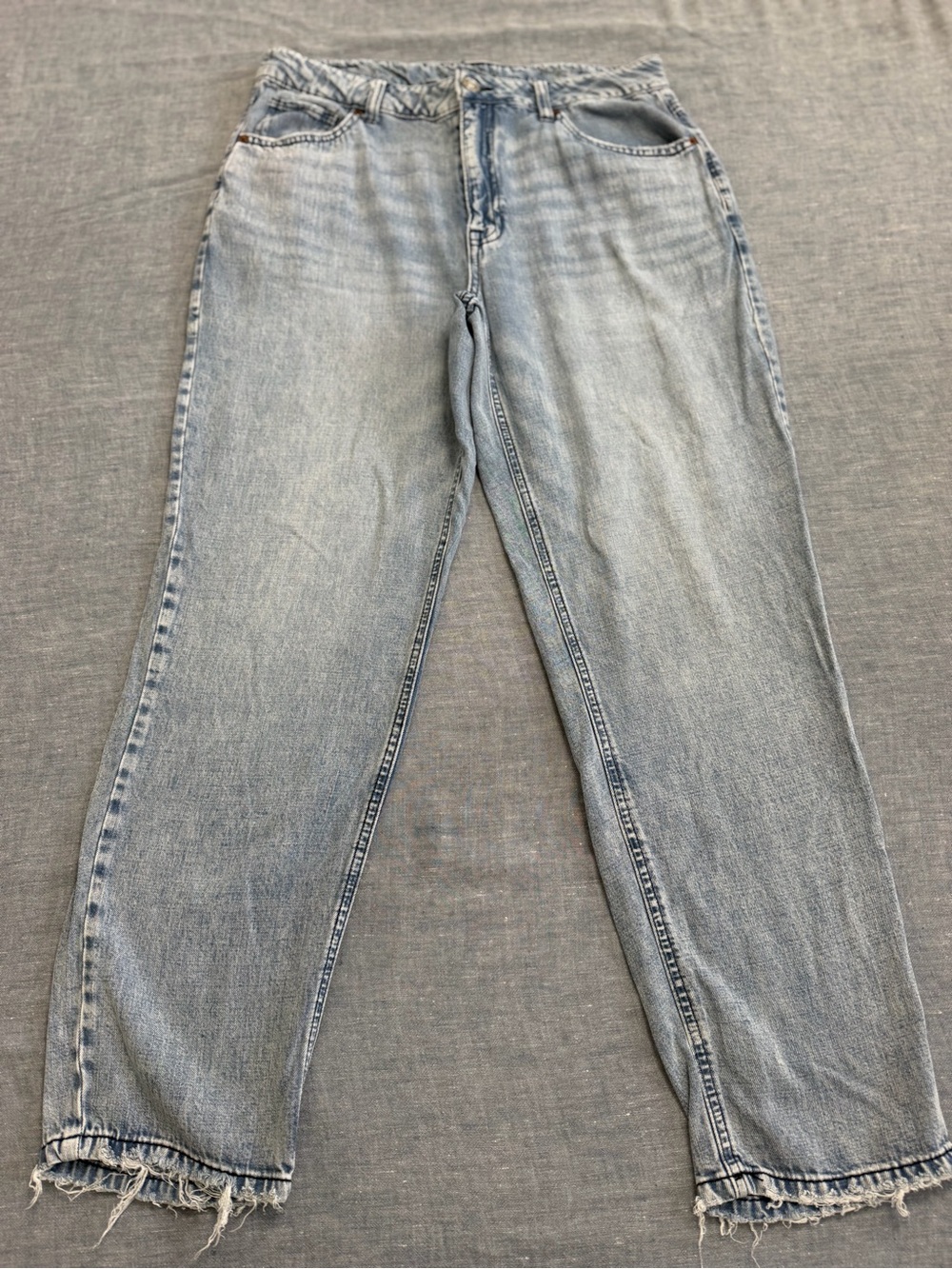 Light Wash Women's Boyfriend Jeans with Frayed Hem